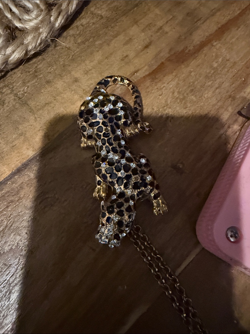 Leopard Pendant Necklace in Black and Gold awesome long chain - Picture 3 of 4